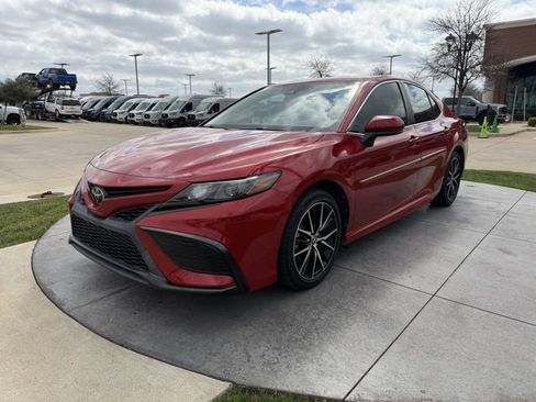 Used 2021 Toyota Camry SE w/ Carpet Mat Package (TMS) image 3