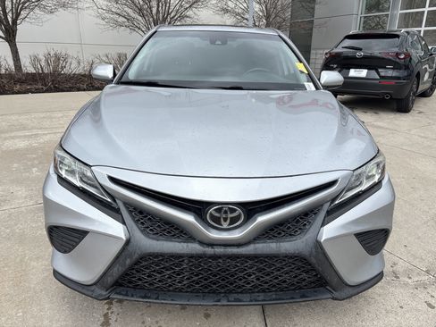 Used 2020 Toyota Camry SE image 3