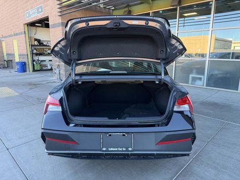 Used 2025 Hyundai Elantra Blue image 35