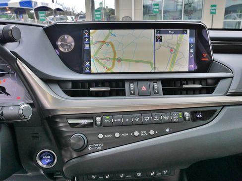 Used 2019 Lexus ES 300h w/ Accessory Package 2 image 31