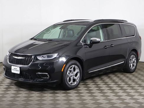 Used 2023 Chrysler Pacifica Limited FWD image 13