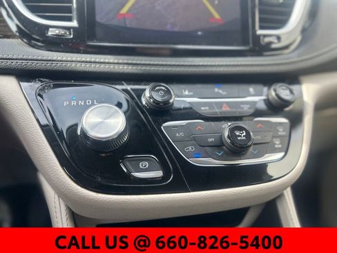 Used 2023 Chrysler Pacifica Limited image 18