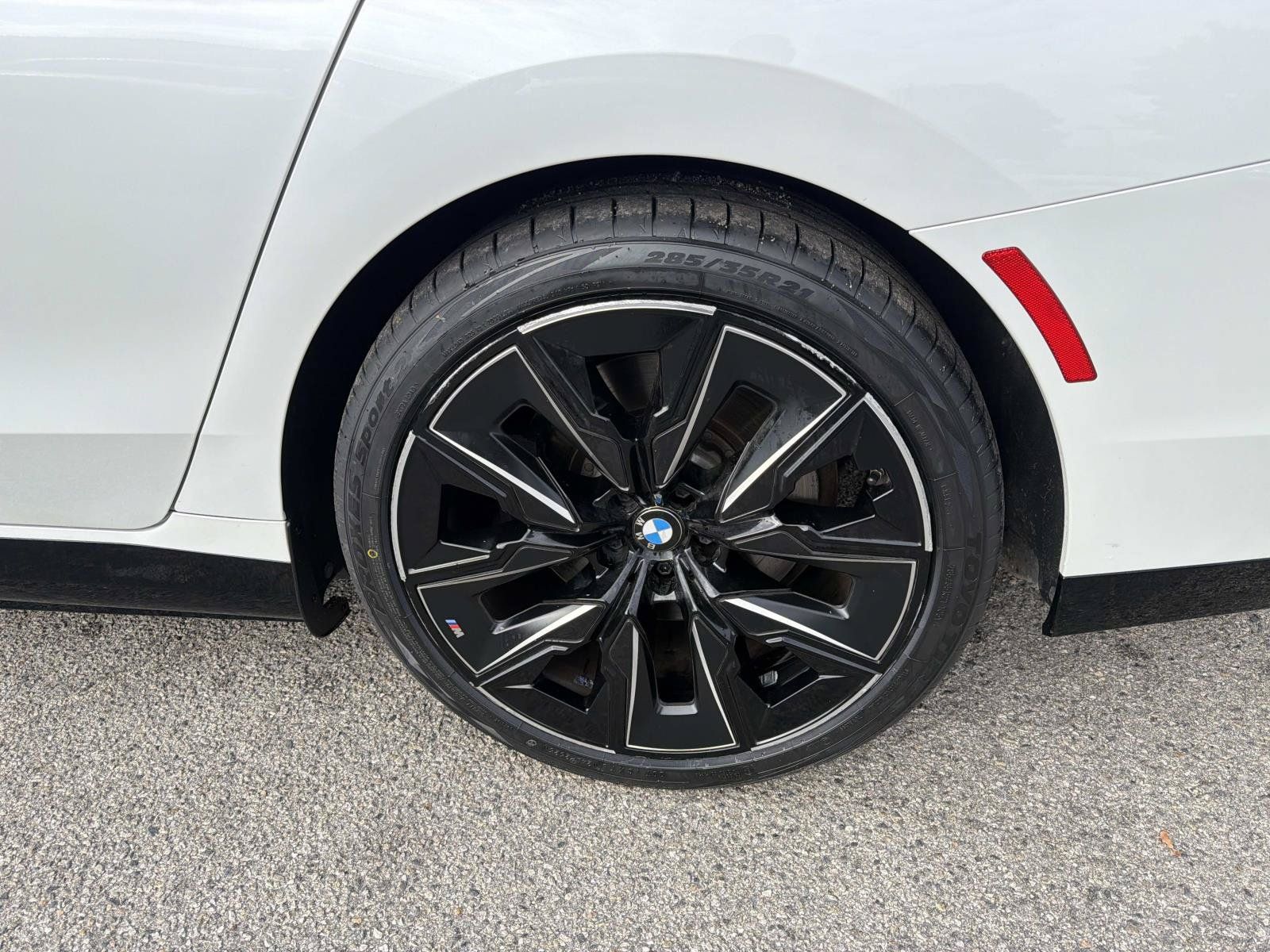Used 2023 BMW i7 xDrive60 AWD/4WD image 5