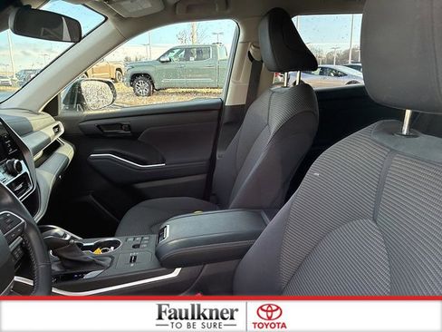 Used 2023 Toyota Highlander LE image 24