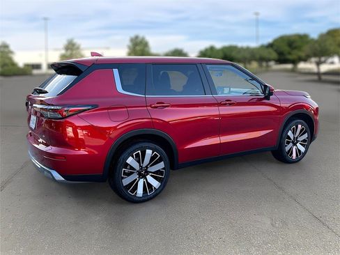 New 2025 Mitsubishi Outlander SE image 7