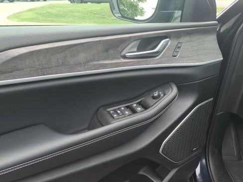 Certified 2024 Jeep Grand Cherokee Limited AWD/4WD image 9