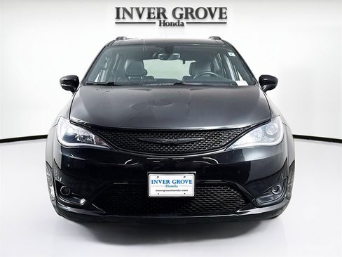 Used 2018 Chrysler Pacifica Touring-L Plus image 2