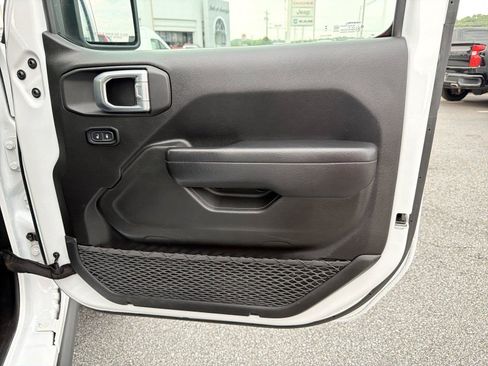 Used 2025 Jeep Wrangler Unlimited Rubicon AWD/4WD image 13