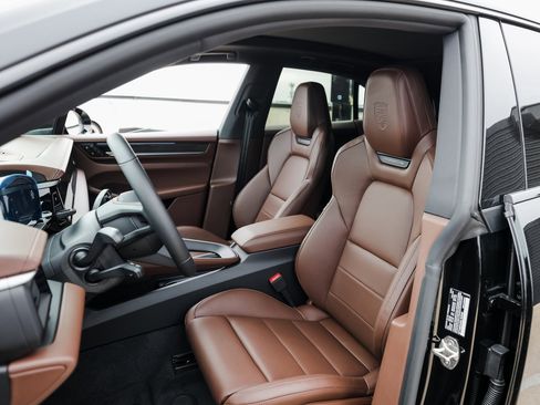 New 2025 Porsche Macan 4S Electric image 5