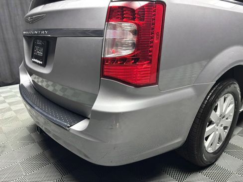 Used 2016 Chrysler Town & Country Touring w/ Driver Convenience Group image 12