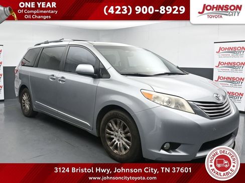 Used 2016 Toyota Sienna XLE Premium FWD image 1