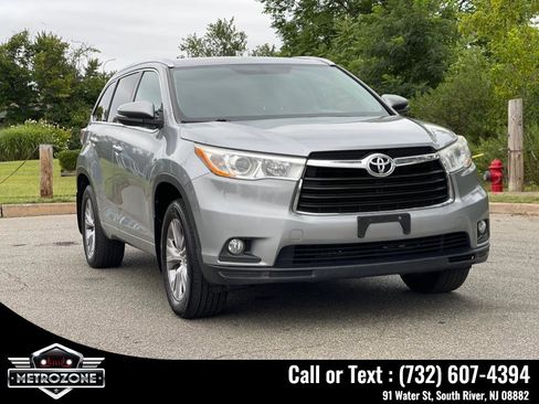 Used 2014 Toyota Highlander XLE image 12