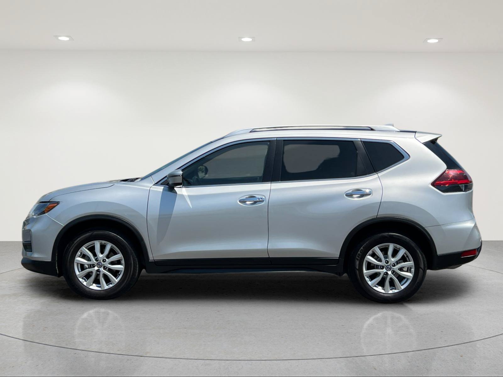 Used 2020 Nissan Rogue SV FWD image 2