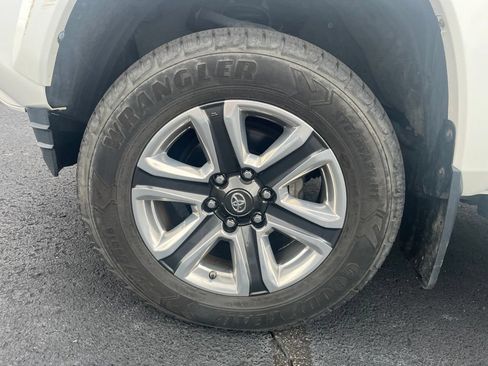 Used 2018 Toyota Tacoma Limited AWD/4WD image 9