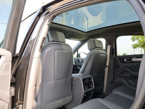 Used 2023 Porsche Cayenne Platinum Edition AWD/4WD image 26