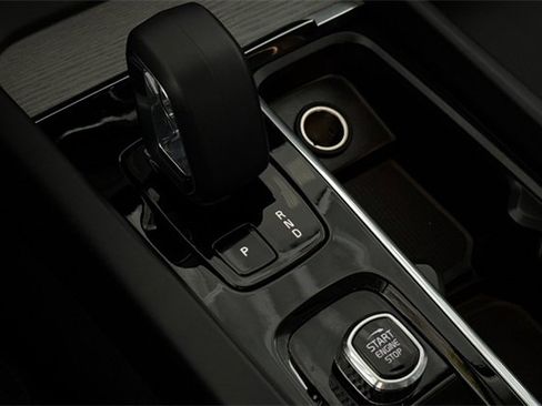 Used 2025 Volvo XC60 B5 Plus image 25