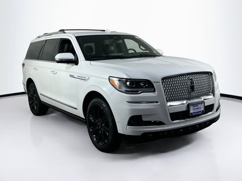 Used 2022 Lincoln Navigator Reserve image 3