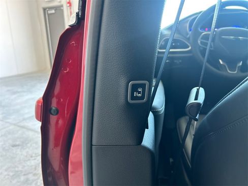 New 2025 Chrysler Pacifica Select image 30