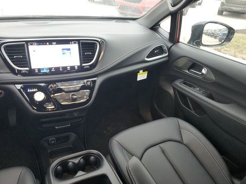 New 2026 Chrysler Pacifica Select image 15
