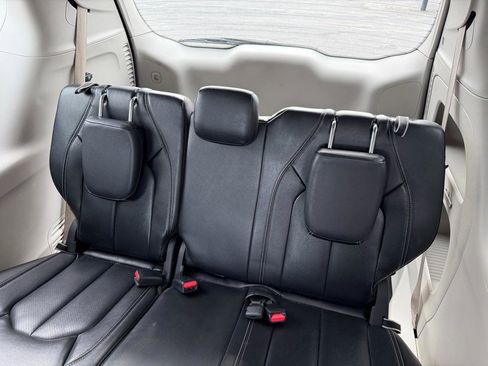 Used 2022 Chrysler Pacifica Touring-L image 18