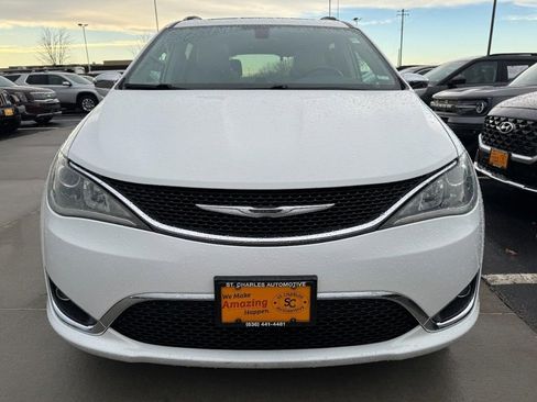 Used 2017 Chrysler Pacifica Limited image 9