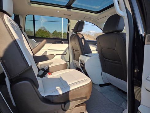 Used 2024 GMC Acadia Denali w/ Super Cruise Package image 17