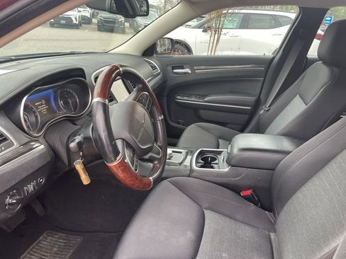 Used 2019 Chrysler 300 Touring w/ Chrome Appearance Package image 7