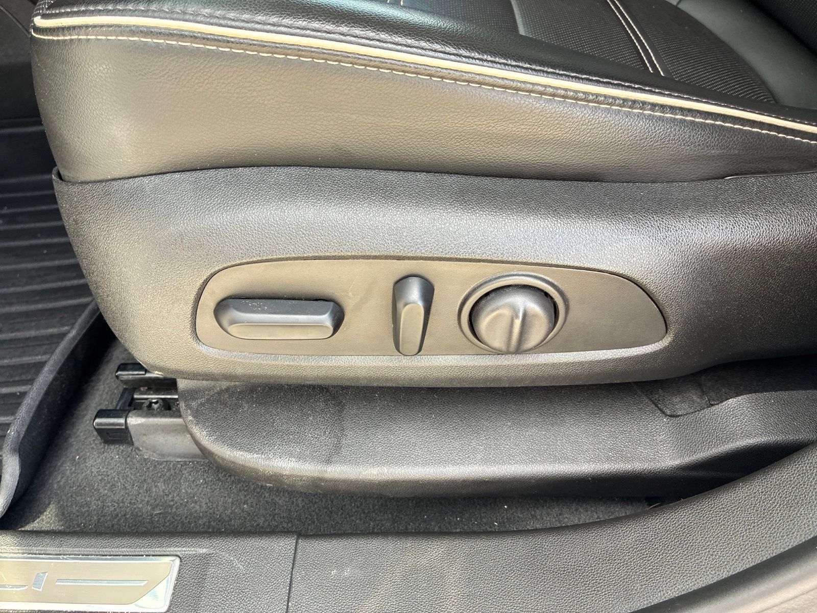 Used 2023 GMC Acadia Denali FWD image 24