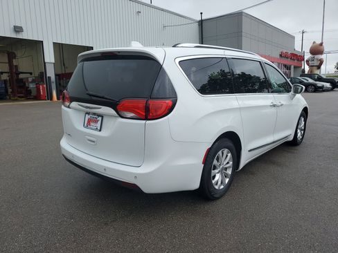 Used 2019 Chrysler Pacifica Touring-L FWD image 4