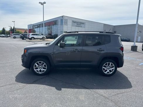 Used 2017 Jeep Renegade Latitude w/ Cold Weather Group AWD/4WD image 4