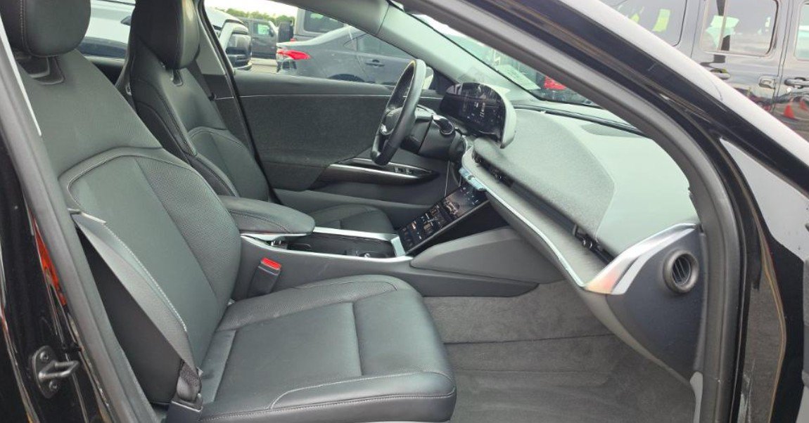 Used 2025 Lucid Air Pure RWD image 5