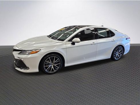 Used 2024 Toyota Camry XLE FWD image 2