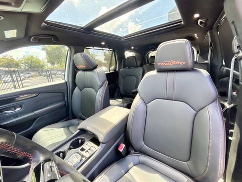 Used 2025 Honda Pilot TrailSport image 10