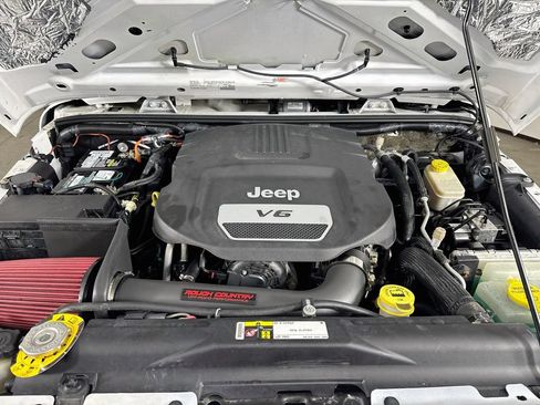 Used 2016 Jeep Wrangler Unlimited Sahara AWD/4WD image 29