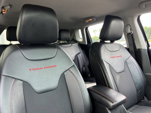 Used 2022 Jeep Compass Trailhawk w/ Trailhawk Convenience Group AWD/4WD image 23