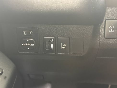 Used 2017 Toyota RAV4 XLE AWD/4WD image 31