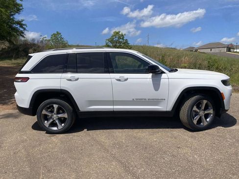 New 2026 Jeep Grand Cherokee Limited w/ Luxury Tech Group II RWD image 7