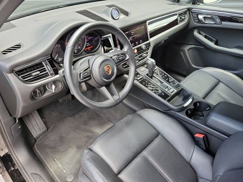 Certified 2025 Porsche Macan AWD/4WD image 4