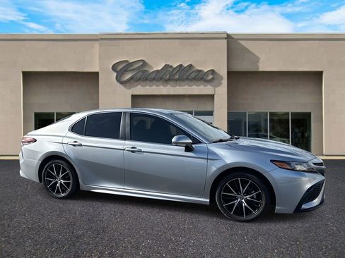 Used 2024 Toyota Camry SE image 1