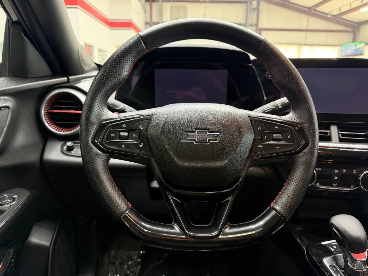 Used 2025 Chevrolet Trax RS w/ Sunroof Package FWD image 21