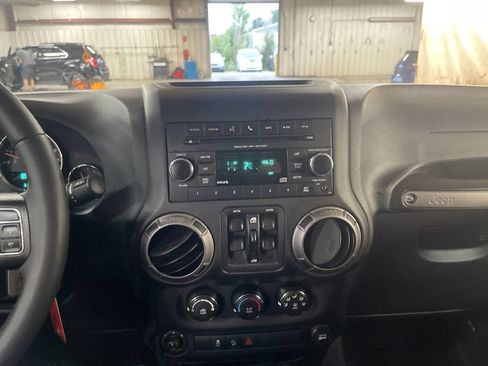 Used 2018 Jeep Wrangler Unlimited Sport S AWD/4WD image 19