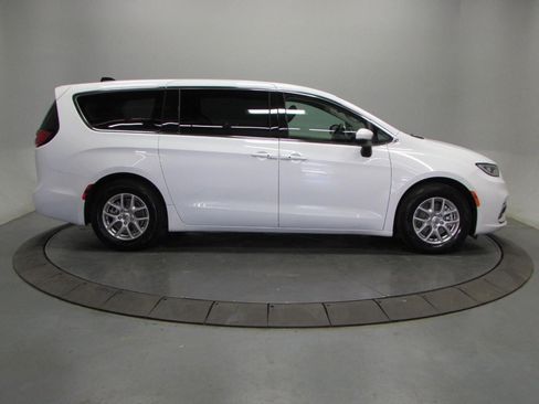 Used 2023 Chrysler Pacifica Touring-L FWD image 8