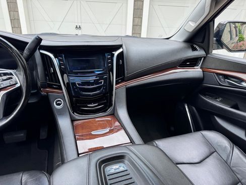 Used 2019 Cadillac Escalade ESV Luxury w/ Escalade Sport Edition AWD/4WD image 17
