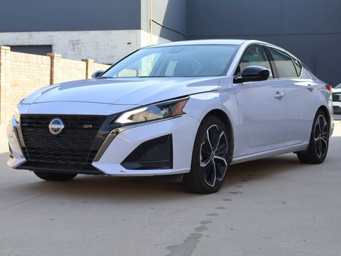 Used 2025 Nissan Altima 2.5 SR FWD image 2