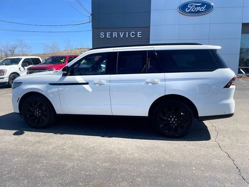 Used 2025 Lincoln Navigator Reserve w/ Jet Appearance Package AWD/4WD image 2