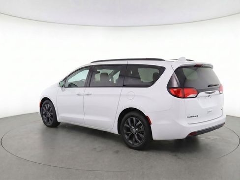 Used 2020 Chrysler Pacifica Touring-L Plus w/ Advanced Safetytec Group FWD image 3