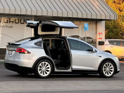Used 2017 Tesla Model X 75D AWD/4WD image 7