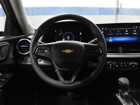 Used 2025 Chevrolet Trax LT FWD image 6
