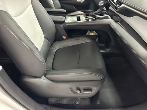 Used 2025 Toyota Sienna XSE image 65