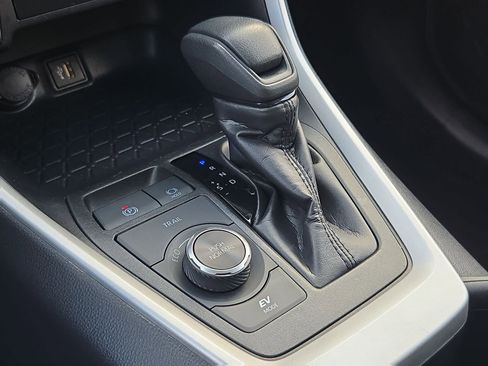 Used 2025 Toyota RAV4 XLE image 25